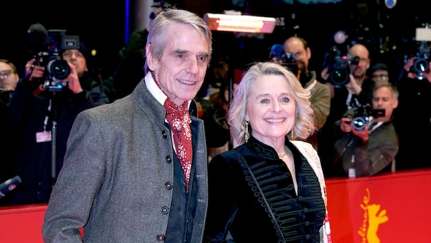 Oscarpreisträger Jeremy Irons („Die Affäre der Sunny von B.“) mit seiner Ehefrau, Schaupielerin ...