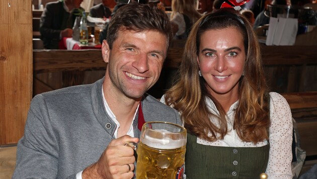 Bayern-Legende Thomas Müller mit seiner Gattin Lisa.
