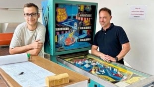Der Mechatronik-Absolvent der HTL Hollabrunn (li.) Philipp Blösel restaurierte einen ...