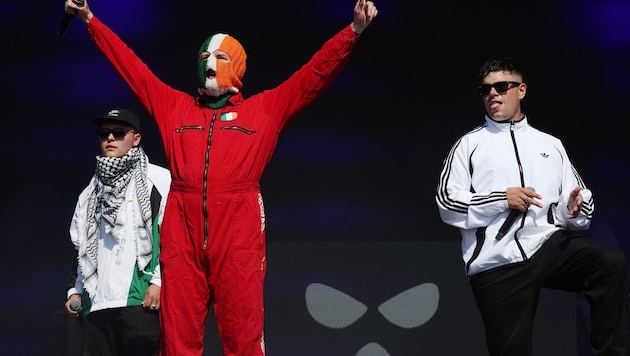 Neben ihrem irischen Patriotismus stellen die Rapper von Kneecap auch ihre Kritik am ...