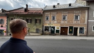 Am schwersten betroffen ist das enge Nadelöhr bei der Einfahrt in den Ort. Viele Häuser stehen ...