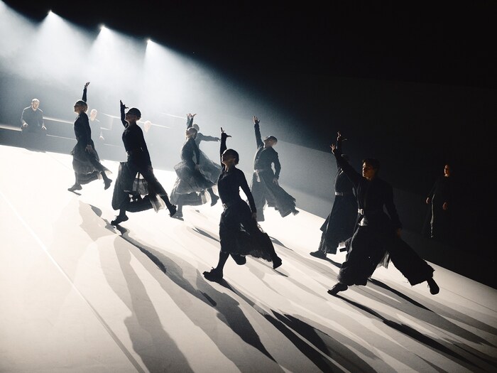 Die „Tero Saarinen Company“ beeindruckte mit einer Choreografie, die einerseits sehr zart war, ...