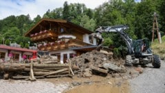 Die Mure betraf vier Häuser. Am Donnerstag liefen die Aufräumarbeiten im Pinzgau auf Hochtouren.