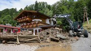 Die Mure betraf vier Häuser. Am Donnerstag liefen die Aufräumarbeiten im Pinzgau auf Hochtouren.