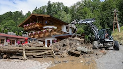 Die Mure betraf vier Häuser. Am Donnerstag liefen die Aufräumarbeiten im Pinzgau auf Hochtouren.