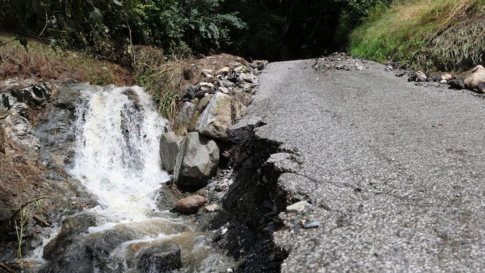 Starkregen ließ einen kleinen Bach zum reißenden Strom anschwellen. Dabei wurden auch Straßen ...