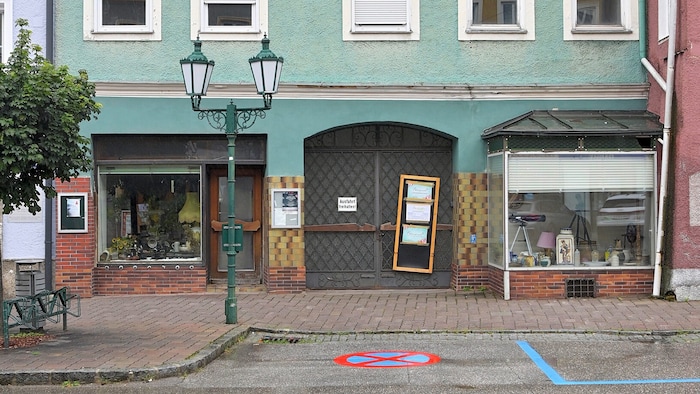 In diesem alten, leerstehenden Haus am Stadtplatz in Mattighofen starb der Rumäne.