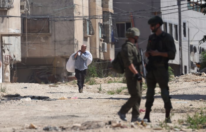 Israelische Soldaten im Westjordanland beobachten einen Palästinenser.