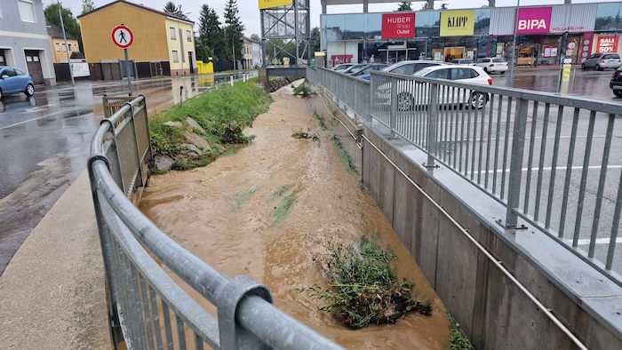 Gegen 16.00 Uhr zog ein schweres Unwetter mit Starkregen und Hagel über große Teile ...