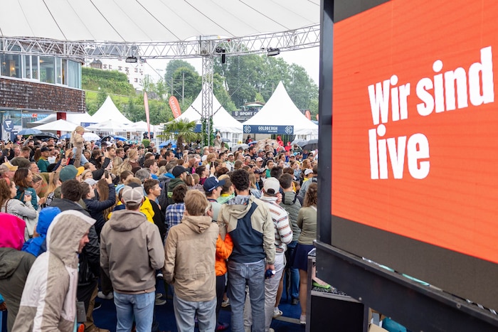 Trotz Regenguss war der Platz vor dem Sportpark sehr gut gefüllt.