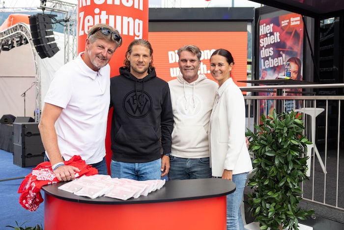 „Tiroler Krone“-Chef Claus Meinert, FCW-Trainer Sebastian Siller, FCW- Präsident Hannes Rauch ...