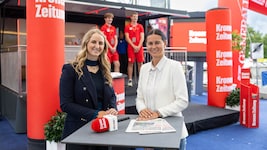 Ski-Ass Nina Ortlieb (links) mit „Krone“-Redakteurin Jasmin Steiner.