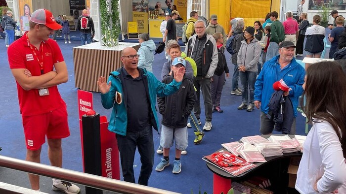 Groß war die Überraschung bei Peter Klötzel, als der Schwazer beim Glücksrad die ersten Tickets ...