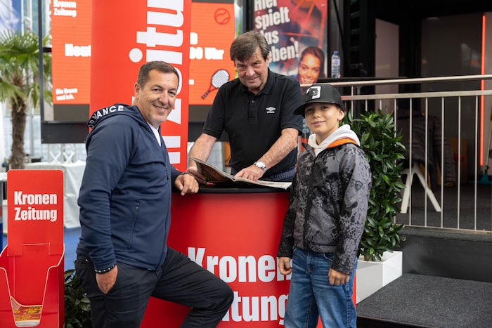 Christian Steinlechner (Mi., Mediaprint) begrüßte Bruno König mit Sohn Max beim Truck.