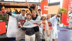 Ob allein oder zu zweit im Poncho: Die „Krone“ ließ niemanden im Regen stehen.