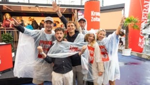 Ob allein oder zu zweit im Poncho: Die „Krone“ ließ niemanden im Regen stehen.