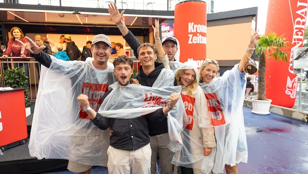 Ob allein oder zu zweit im Poncho: Die „Krone“ ließ niemanden im Regen stehen.