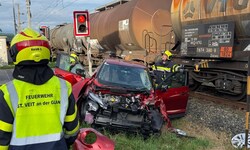 Das zerstörte Auto. Zum Glück wurde das Fahrzeug „nur“ vorne erfasst.