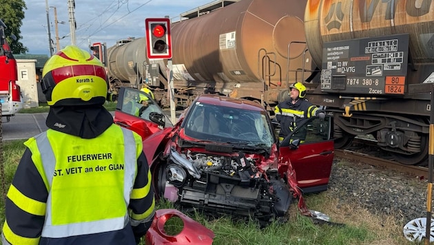 Das zerstörte Auto. Zum Glück wurde das Fahrzeug „nur“ vorne erfasst.