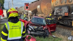 Das zerstörte Auto. Zum Glück wurde das Fahrzeug „nur“ vorne erfasst.