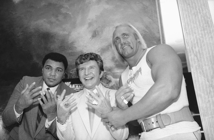 Bei Hogans Matches waren auch Schiedsrichter und Zeitnehmer Top-Prominente – hier etwa Liberace ...