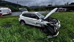 Das Auto landete in der Wiese.