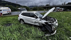 Das Auto landete in der Wiese.