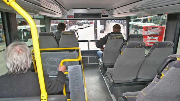 Der illegale Fahrer ließ auch Fahrgäste zusteigen (Symbolbild)