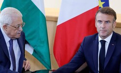 Frankreichs Präsident Emmanuel Macron (rechts) mit Palästinenserpräsident Mahmoud Abbas (links)