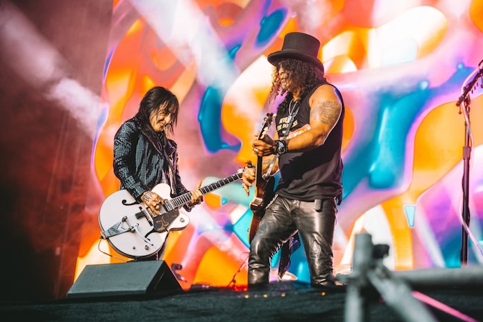 Duell der Sechssaitenhexer Richard Fortus und Slash (v.l.).