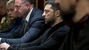 Wolodymyr Selenskyj (m.) steht wegen seines Umgangs mit den Anti-Korruptionsbehörden in Kiew ...