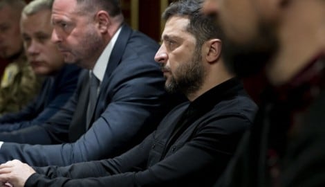 Wolodymyr Selenskyj (m.) steht wegen seines Umgangs mit den Anti-Korruptionsbehörden in Kiew ...