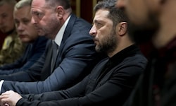 Wolodymyr Selenskyj (m.) steht wegen seines Umgangs mit den Anti-Korruptionsbehörden in Kiew ...