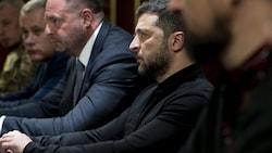 Wolodymyr Selenskyj (m.) steht wegen seines Umgangs mit den Anti-Korruptionsbehörden in Kiew ...