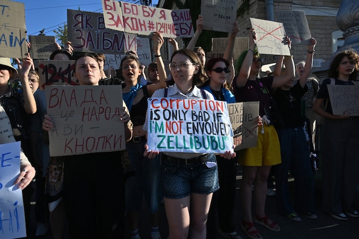 Menschen in der Ukraine bringen ihren Unmut über das hohe Maß an Korruption zum Ausdruck.