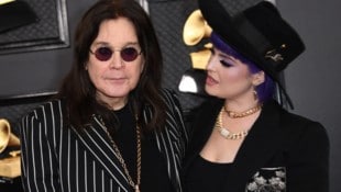 Ozzy Osbourne mit Tochter Kelly Osbourne bei einem gemeinsamen Auftritt im Jahr 2020. Die ...