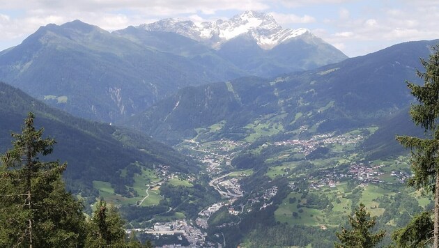 Die Tour bietet Blicke in den Landecker Talkessel – hinten der Hohe Riffler. Der Schnee ist ...