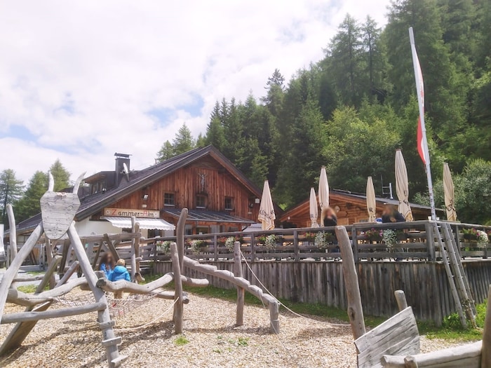 Die stattliche, gemütliche Zammer Alm.