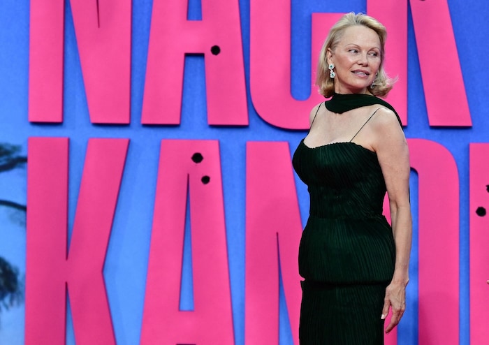 Pamela Anderson entschied sich für die Premiere in Berlin für ein schwarzes Kleid mit ...