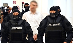 Der 18-jährige angeklagte Terrorverdächtige wird schwer bewacht vorgeführt.