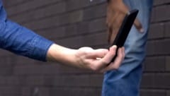 Der Lehrer machte mit seinem Handy auf der Toilette Fotos – heimlich und ohne Erlaubnis. ...