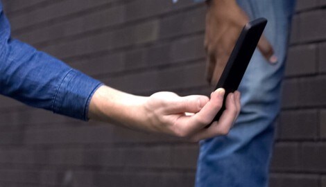 Ihre Aktion hielten die Jugendlichen mit dem Handy fest.