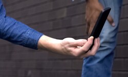 Der Lehrer machte mit seinem Handy auf der Toilette Fotos – heimlich und ohne Erlaubnis. ...