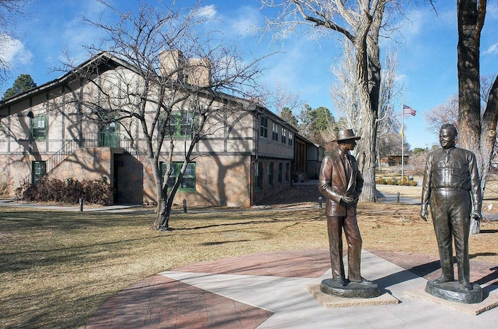 Die Statuen von Oppenheimer und seinem Chef Leslie Groves vor der Fuller Lodge in Los Alamos.