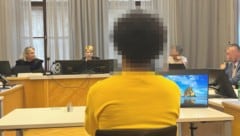 Der Angeklagte vor Richterin Julia Riffel (Mitte)