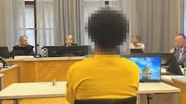 Der Angeklagte vor Richterin Julia Riffel (Mitte)