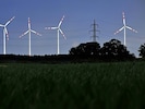 Die Windräder sind für die einen Zeichen der Energiewende, für die anderen weit sichtbare ...
