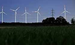 Die Windräder sind für die einen Zeichen der Energiewende, für die anderen weit sichtbare ...