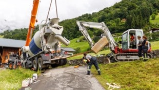 Bei der Bergung kamen ein Mobilkran sowie ein Schaufelbagger zum Einsatz. 