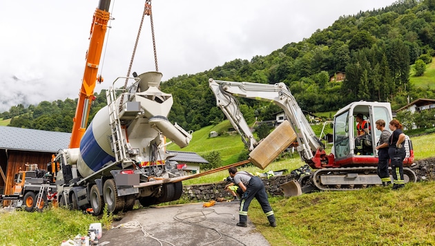 Bei der Bergung kamen ein Mobilkran sowie ein Schaufelbagger zum Einsatz.